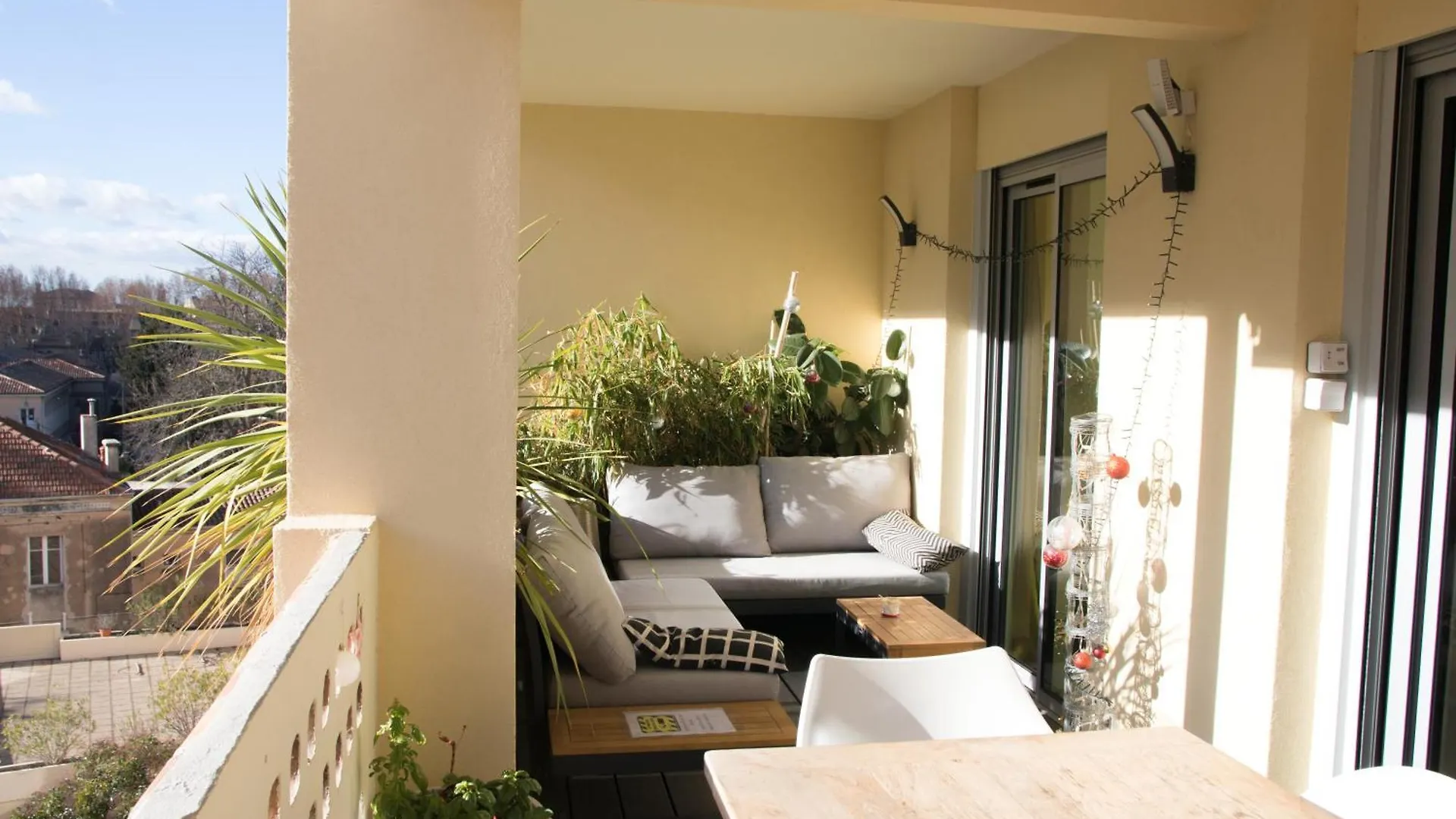 Apartment Le Rambot - Appartement De Charme Avec Grande Terrasse Parking Centre Ville - Proche Bellegarde Aix-en-Provence