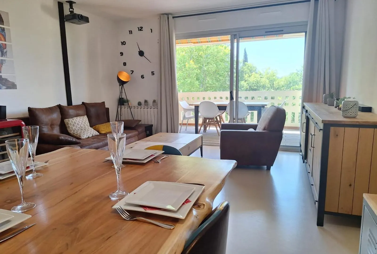 Le Rambot - Appartement De Charme Avec Grande Terrasse Parking Centre Ville - Proche Bellegarde Aix-en-Provence Apartment