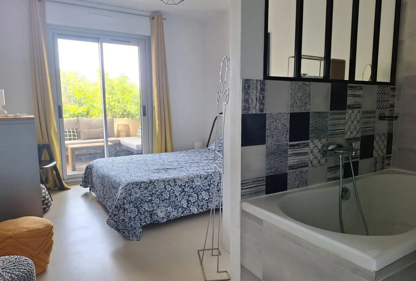 Le Rambot - Appartement De Charme Avec Grande Terrasse Parking Centre Ville - Proche Bellegarde Aix-en-Provence 0*,  France