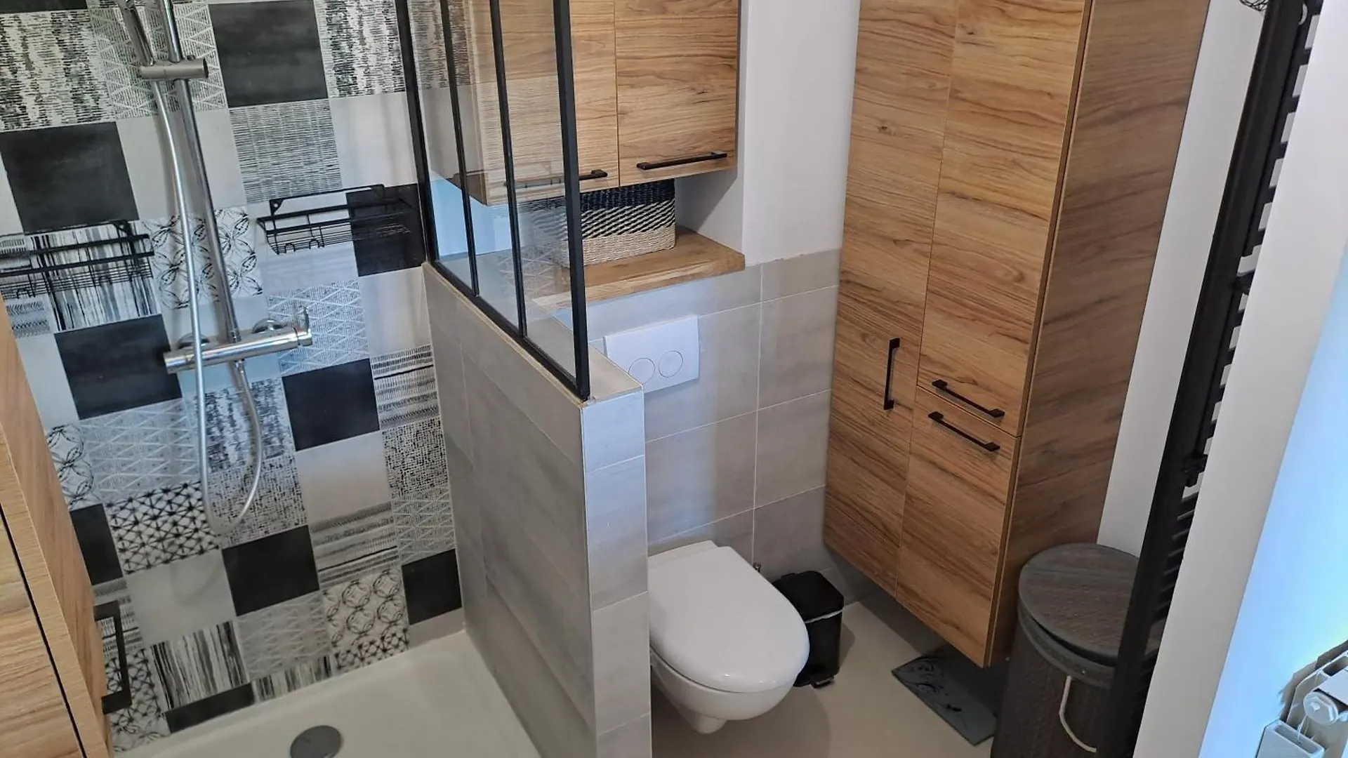 Le Rambot - Appartement De Charme Avec Grande Terrasse Parking Centre Ville - Proche Bellegarde Aix-en-Provence 0*,